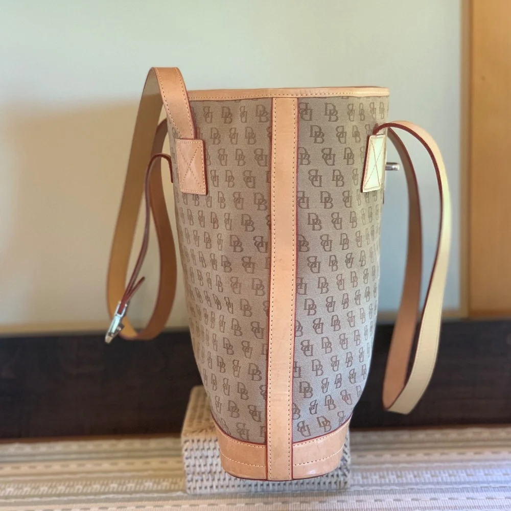 ☀️GUC Dooney & Bourke Signature top handle shoulder bag w/leather trim - Picture 4 of 15